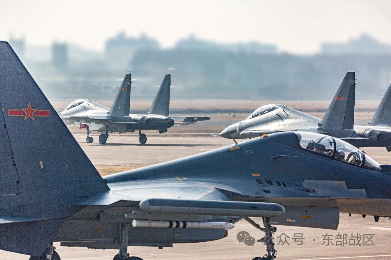 玻利瓦尔主帅挥汗如雨备战，球队备战热情高涨的简单介绍